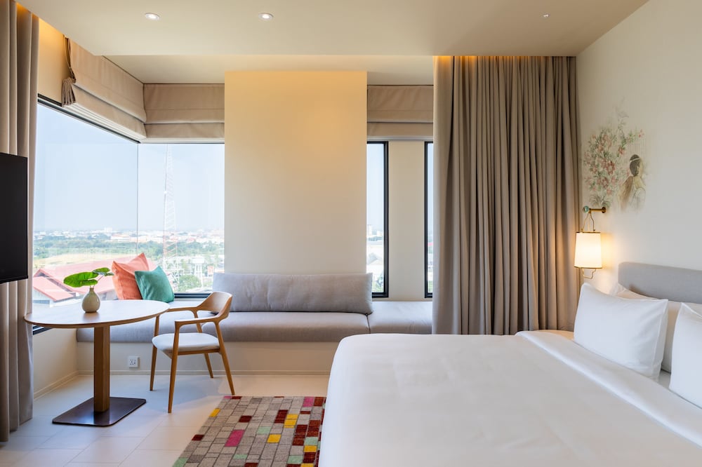 Deluxe Room, 1 King Bed (Premium) - Photo 5