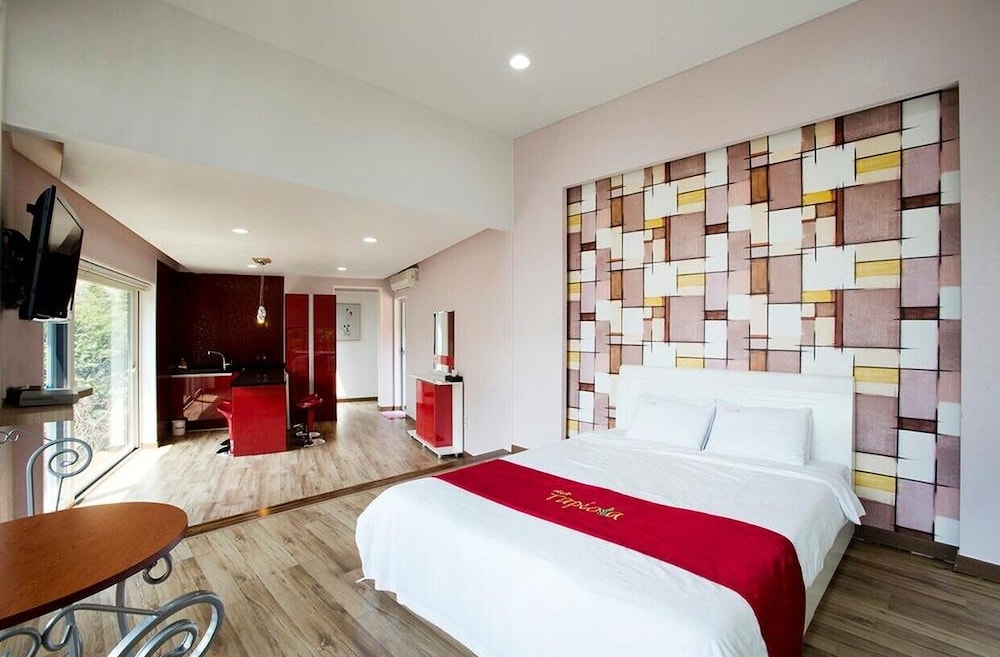 Room (Red) photo 1