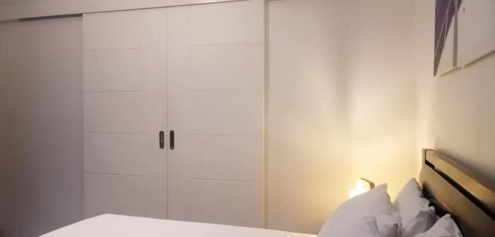 Superior 1BR Apartment - Photo 8