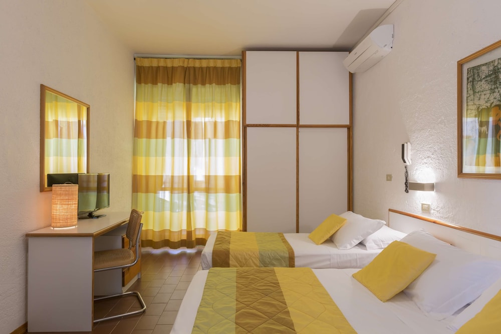 Standard Room, Multiple Beds, Non Smoking photo 1