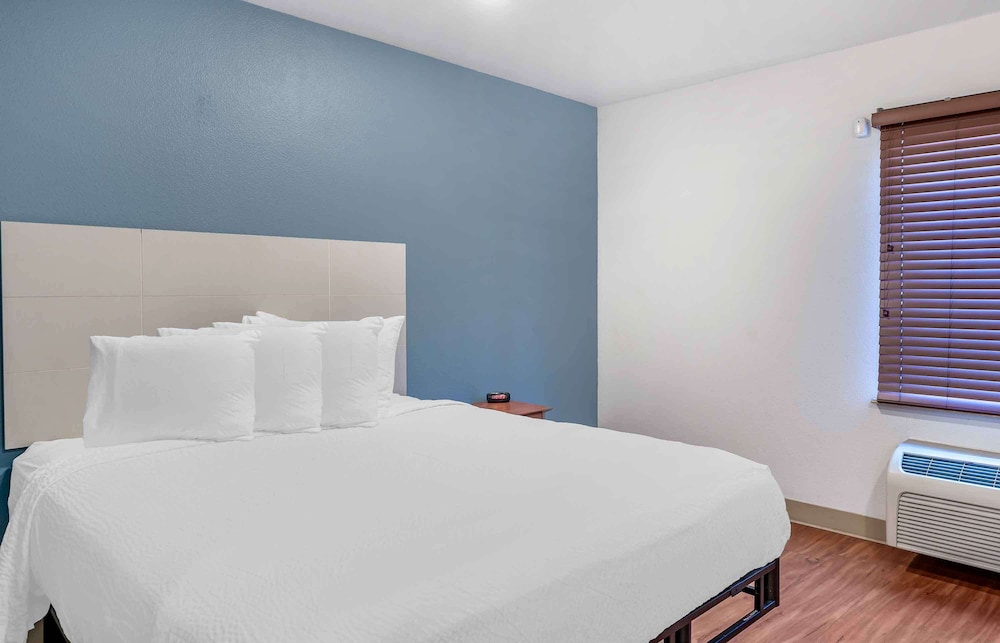 Standard Studio, 1 Queen Bed, Non Smoking, Refrigerator & Microwave photo 1