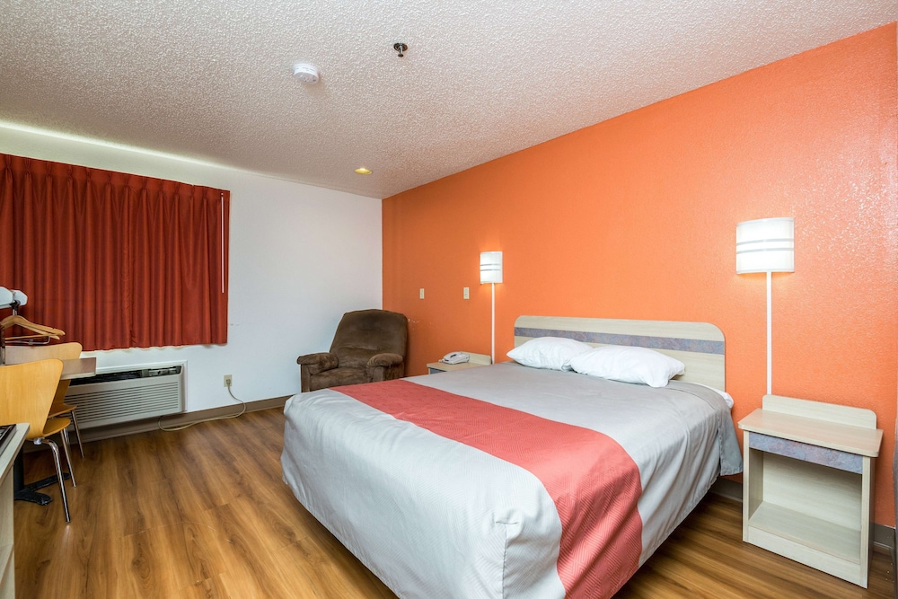 Standard Suite, 1 King Bed, Non Smoking photo 3