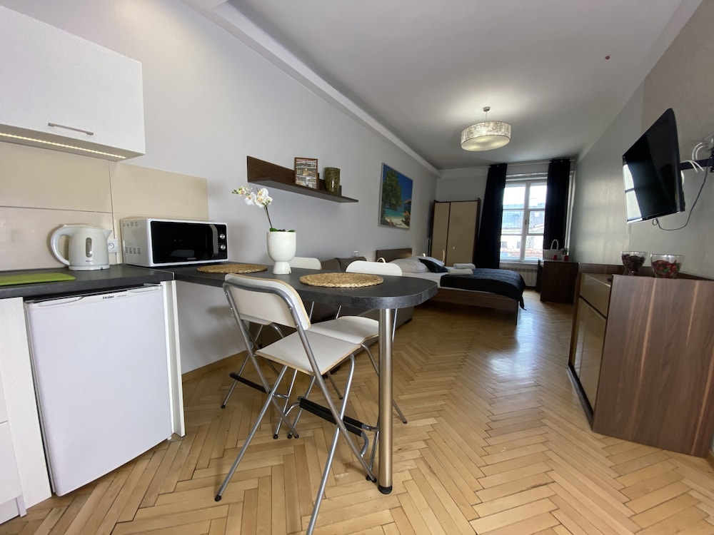 Economy Studio - Photo 17
