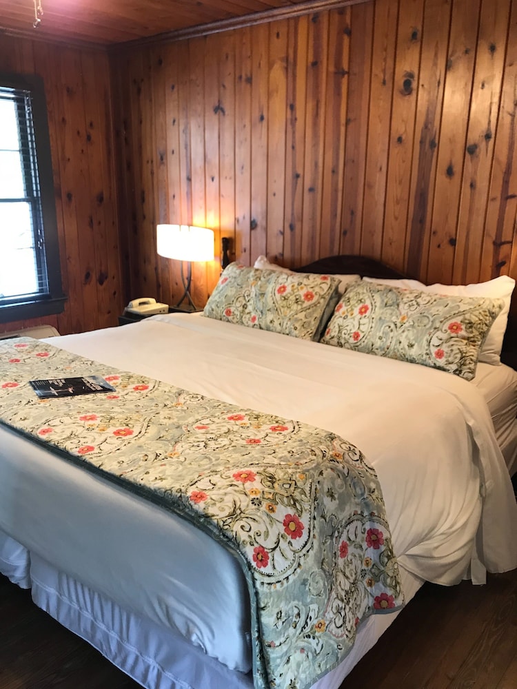 Standard Single Room, 1 King Bed, Balcony (The Rocky Broad Room) photo 1