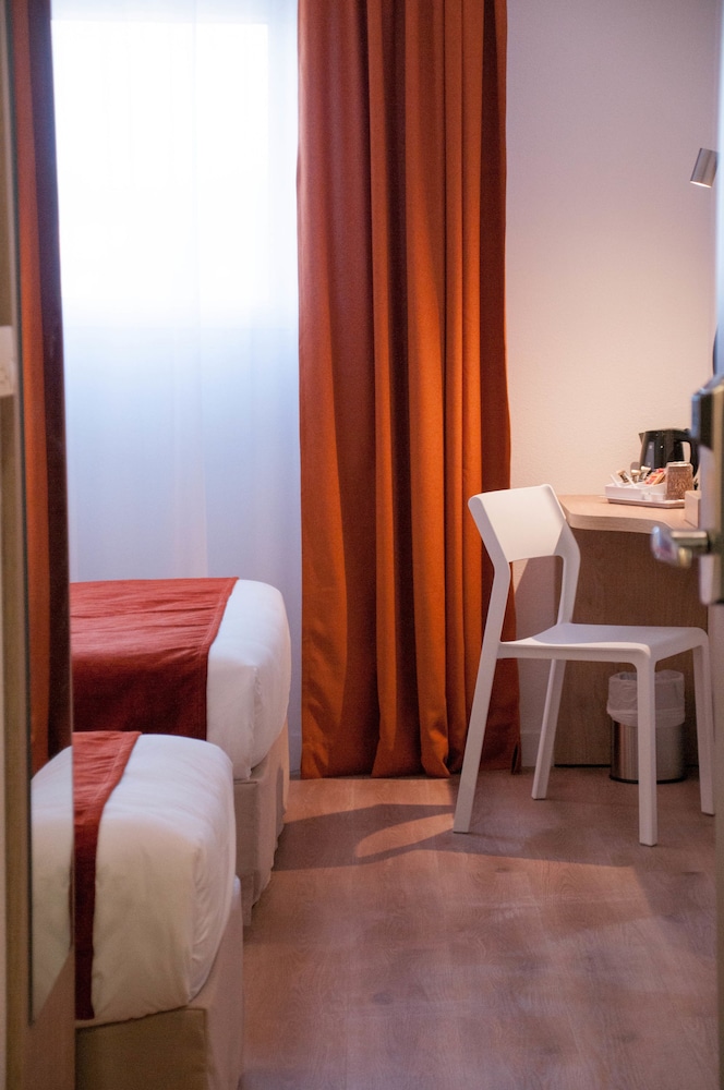 Standard Room, Multiple Beds - Photo 10
