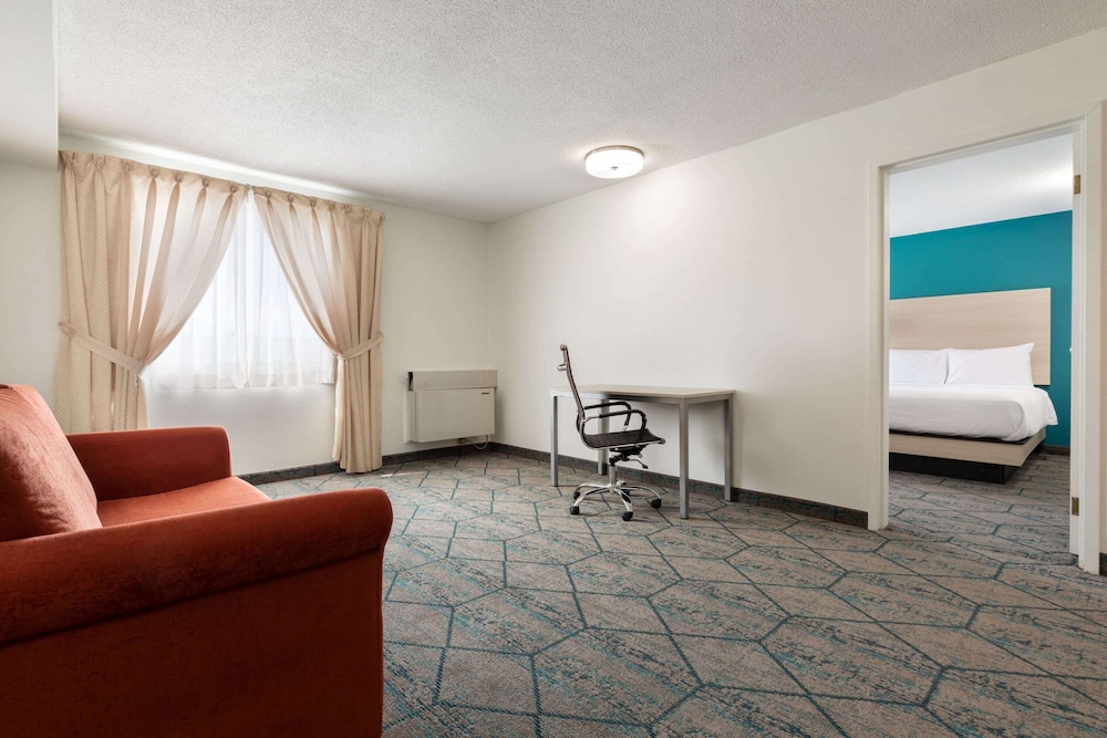 Suite, Multiple Beds, Non Smoking - Photo 1