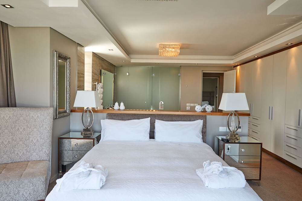 Three-Bedroom Exclusive Penthouse - Photo 20