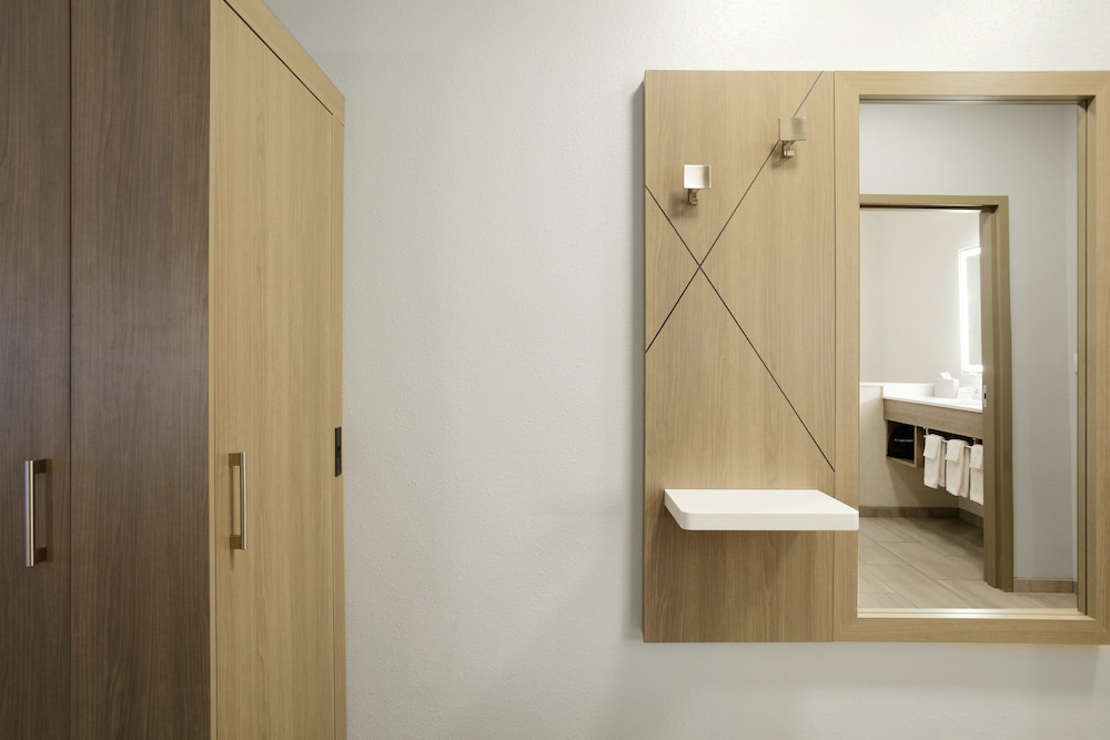 Room, 1 King Bed, Accessible (Communications) - Photo 5
