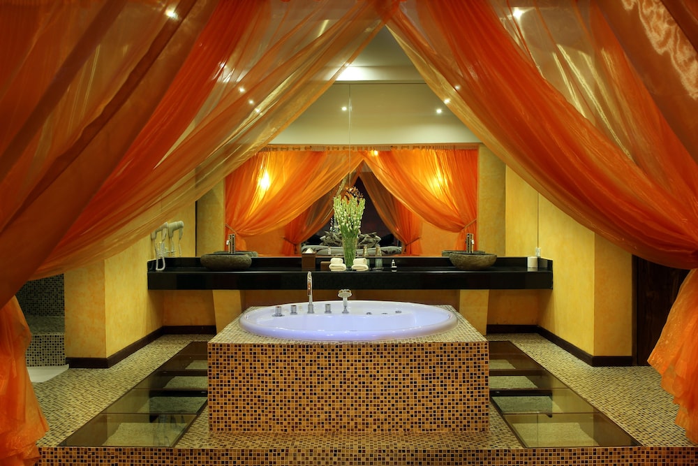 Honeymoon Suite photo 3