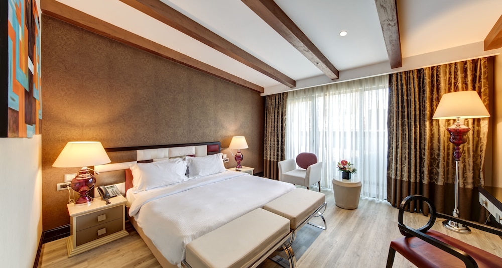 Deluxe King Room photo 3