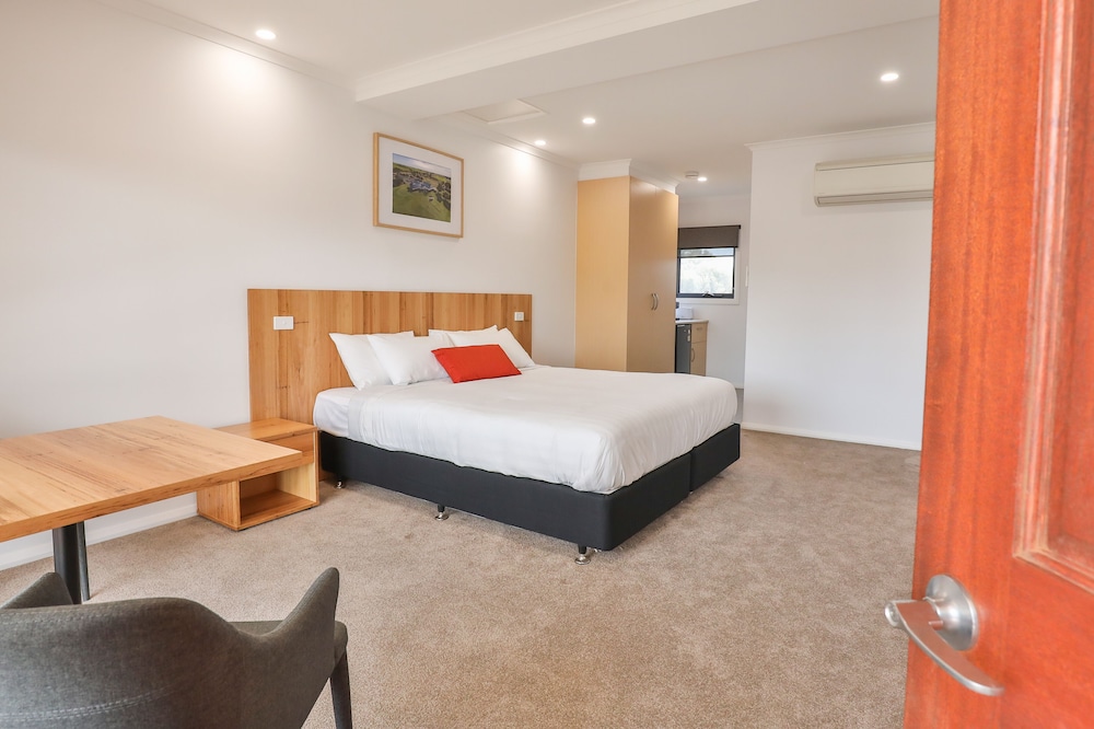 Deluxe Room, 1 King Bed photo 1
