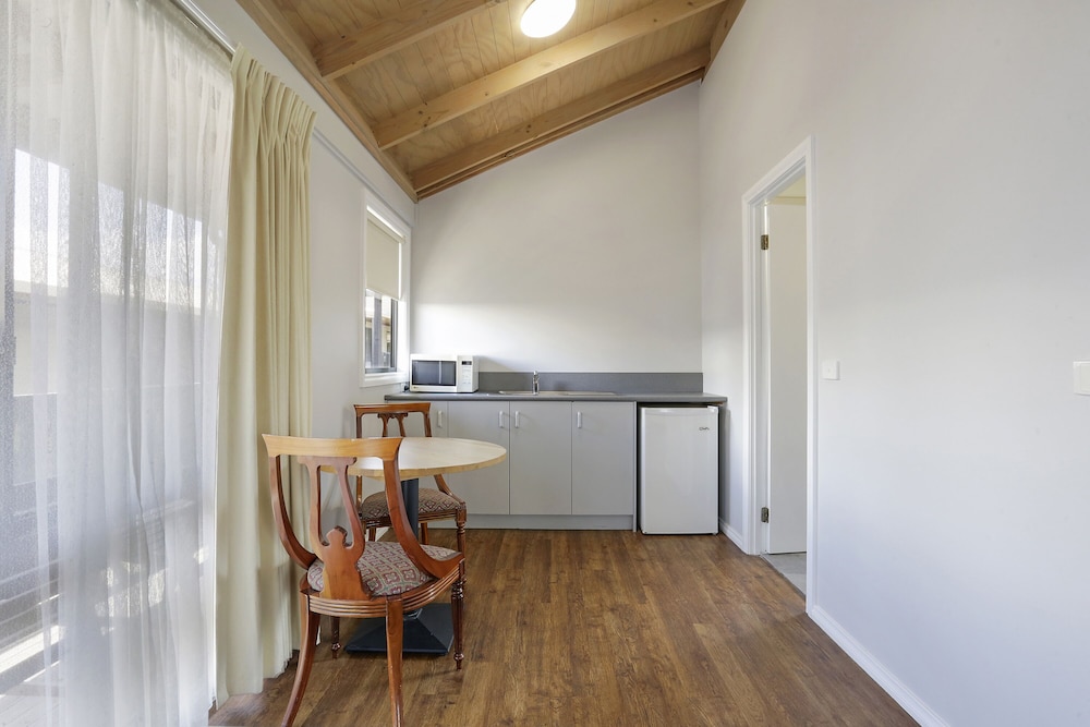 Studio, 1 King Bed, Jetted Tub photo 3