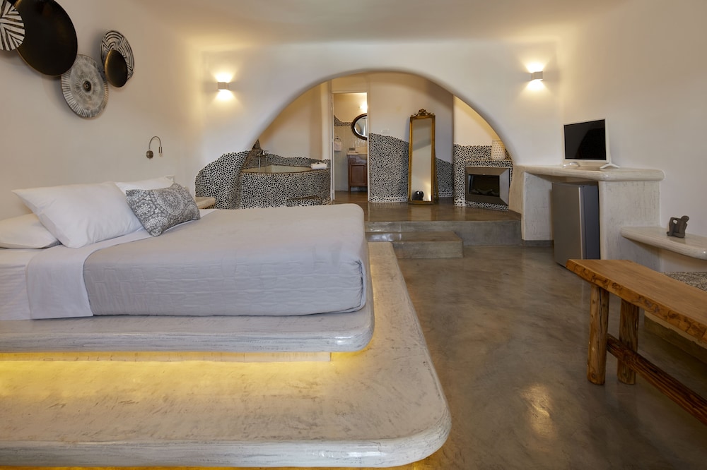 Presidential Suite outdoor private pool, Caldera View