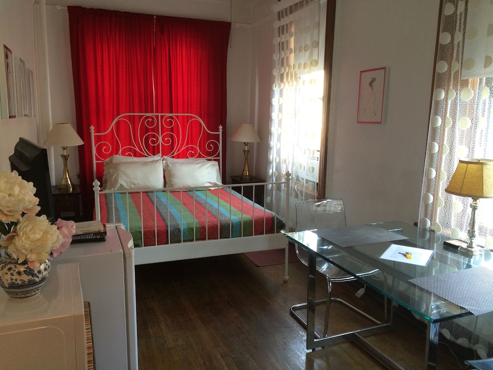 Studio, W71st/Broadway photo 1