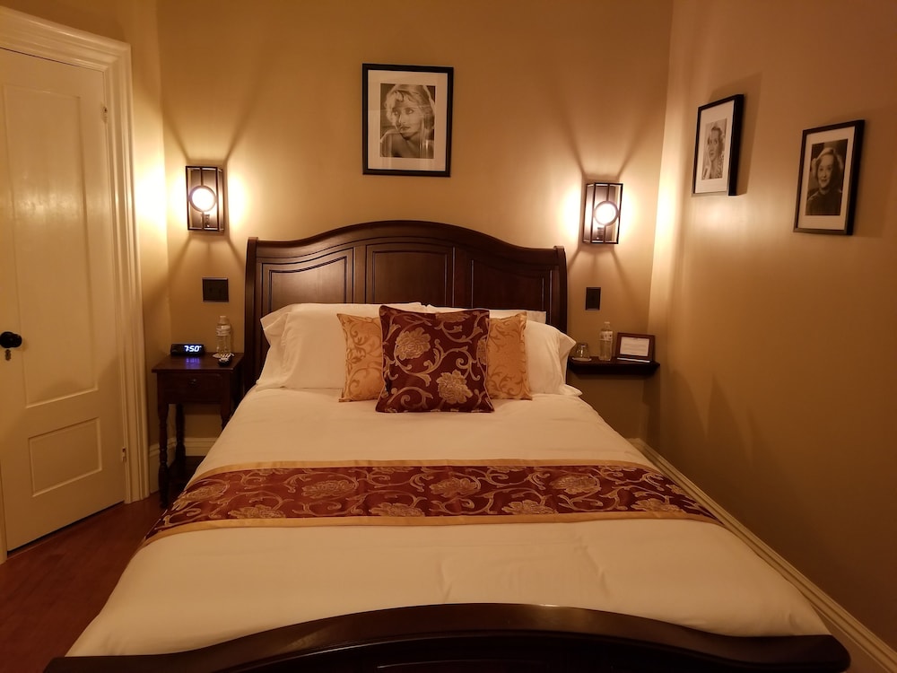 Bette Davis - 1 Queen bed photo 3