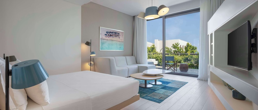 Junior Suite, 1 King Bed, Pool Access