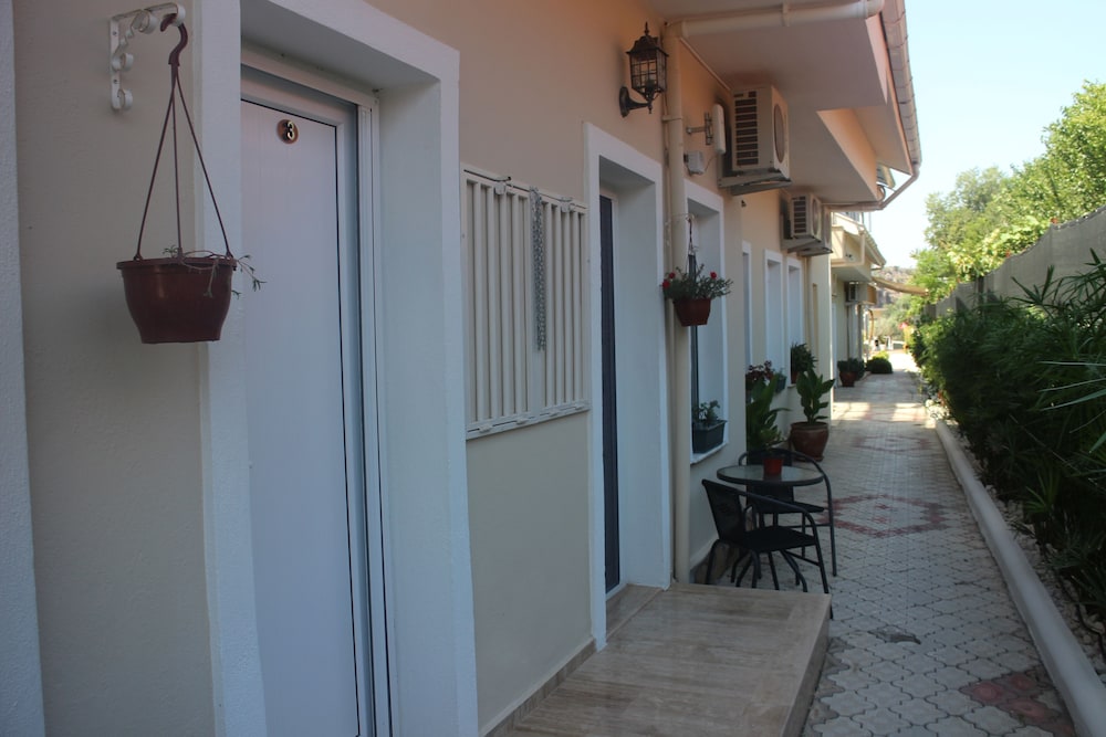 Small Double Rooms At Ground (On Entrance Way)