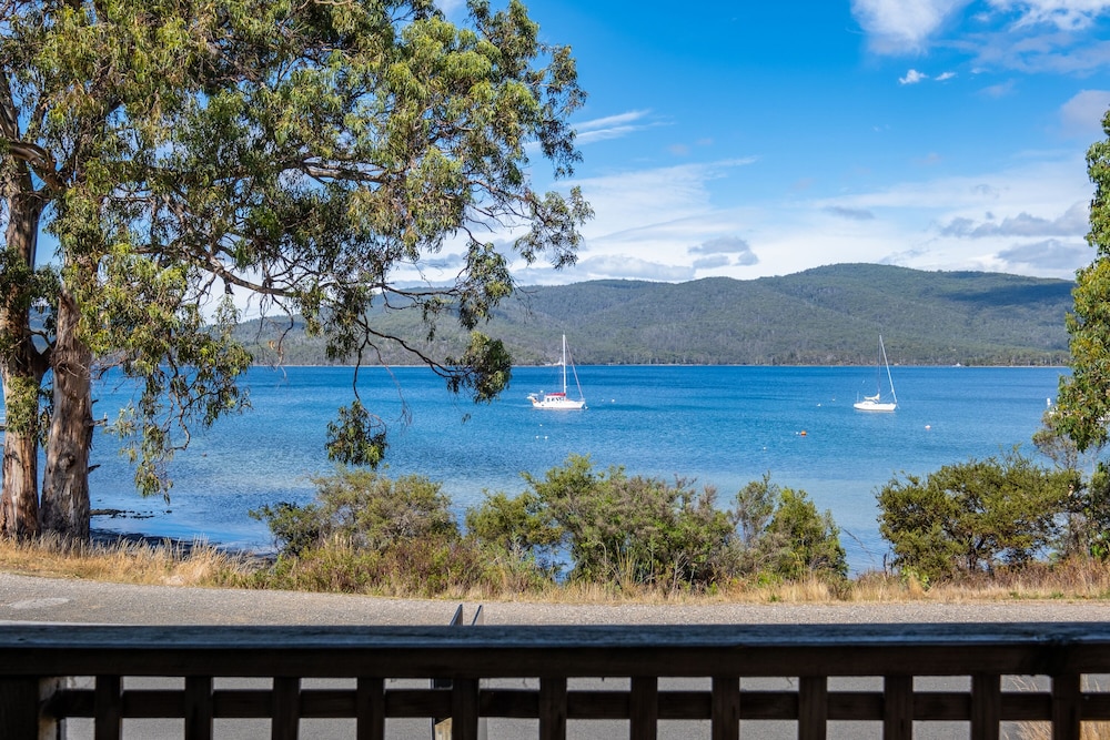Luxury Cabin, 1 Queen Bed, Bay View, Oceanfront photo 3