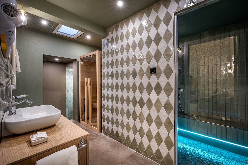 Executive Suite (Jacuzzi) - Photo 17