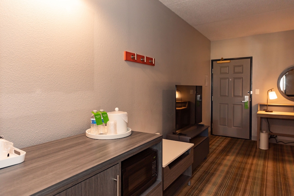 Suite, 2 Queen Beds, Refrigerator & Microwave (Wet bar) - Photo 2