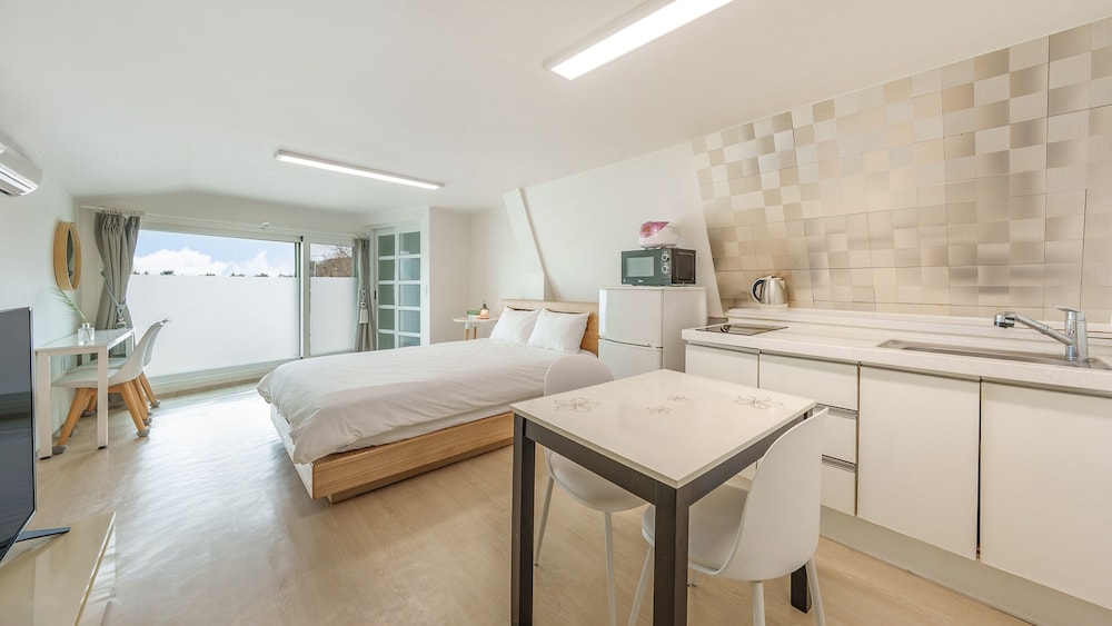 Basic Room, 1 Bedroom (Building C (Ocean View / BBQ))