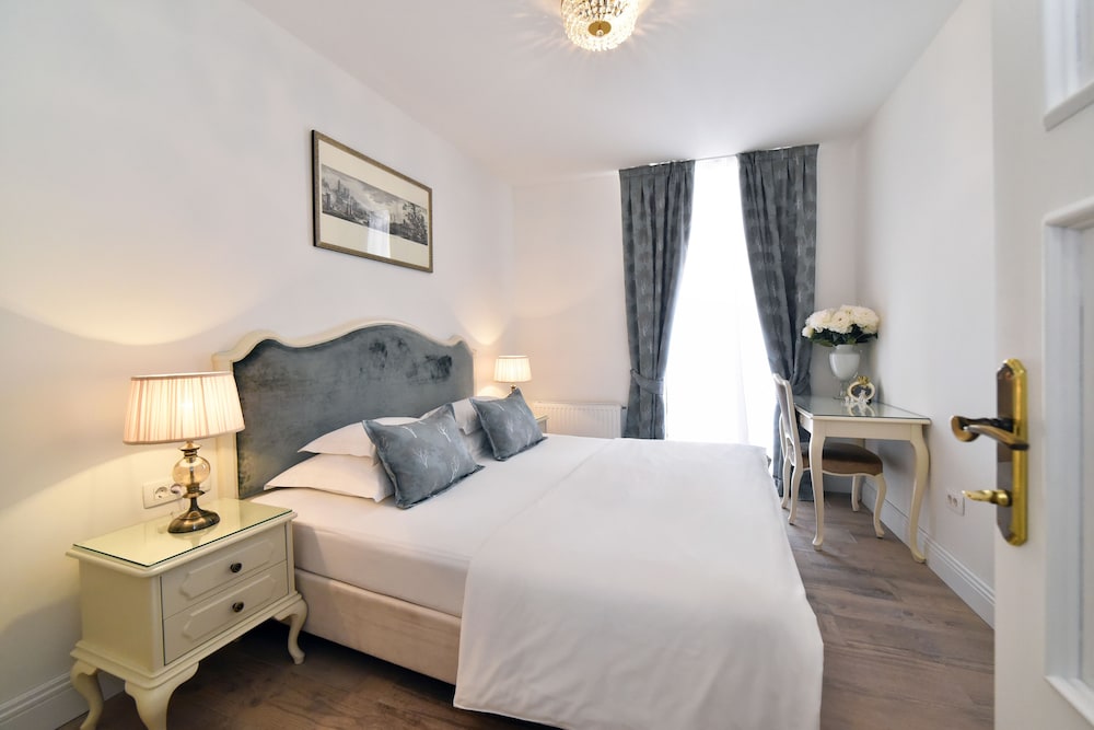 Deluxe Apartment, 1 Bedroom, Balcony (White Baroque)