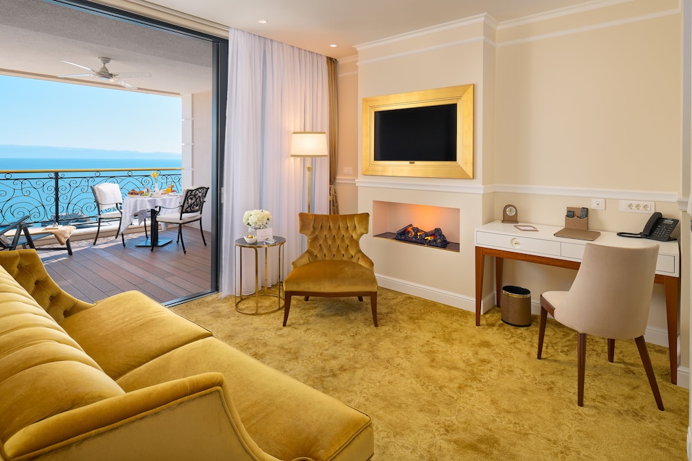 Luxury suite (Sea front, Balcony, Jacuzzi) - Photo 8