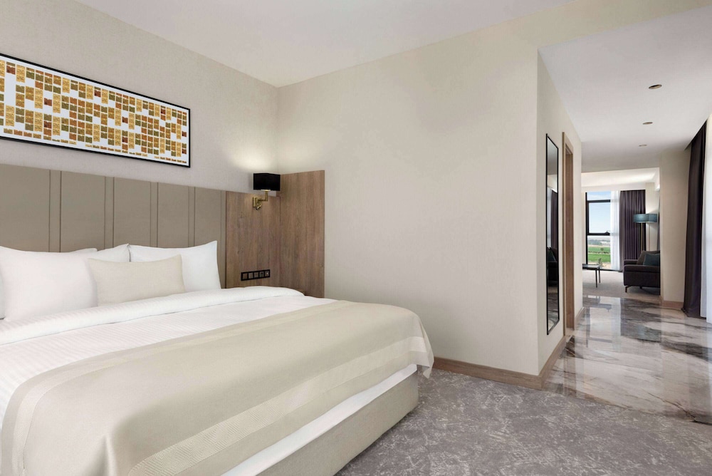 Suite, 1 King Bed, City View, Corner (Balcony) - Photo 2