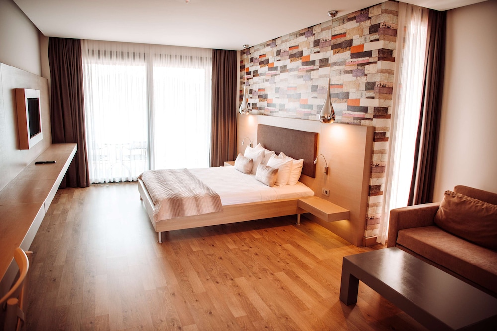 Deluxe Suit Room - Photo 6