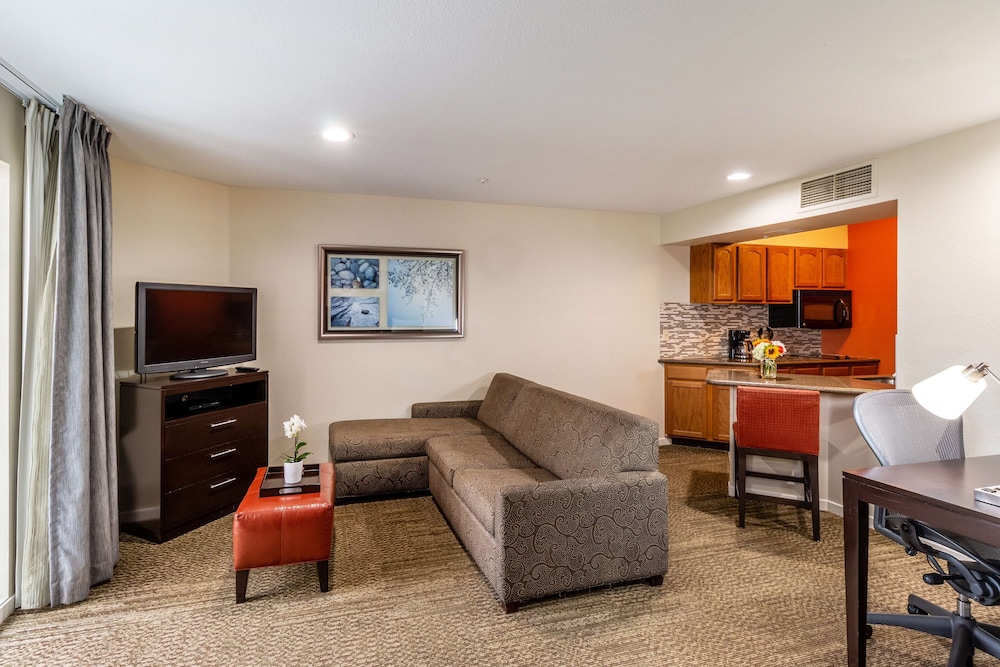 Suite, Multiple Beds (Two Bedroom) - Photo 4