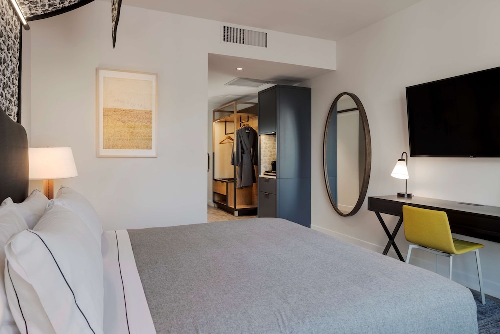 Premium Room, 1 King Bed, Accessible