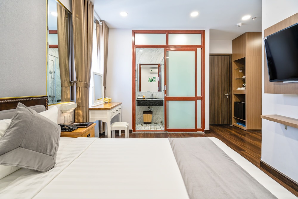 Basic Double Room, 1 Queen Bed, Non Smoking, City View photo 2