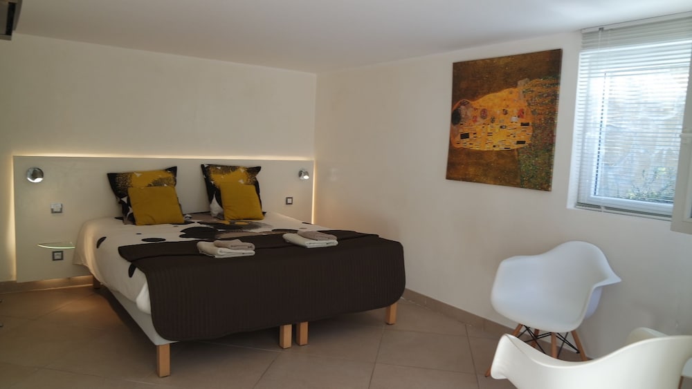 Double Room, 1 King Bed, Garden View (Larimar) photo 3