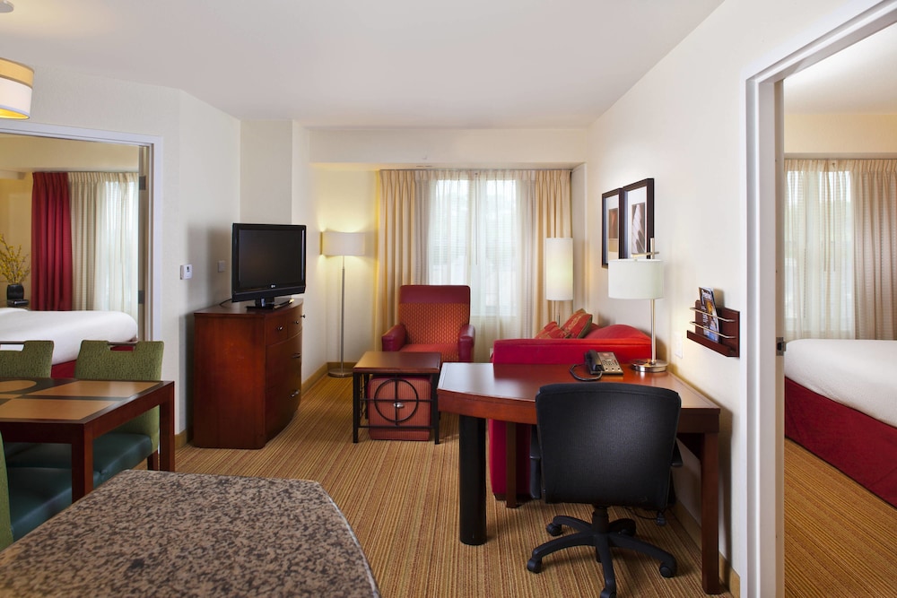 Suite, 2 Bedrooms - Photo 1