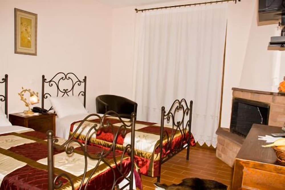 Twin Room, 2 Twin Beds, Fireplace, Mountain View photo 3