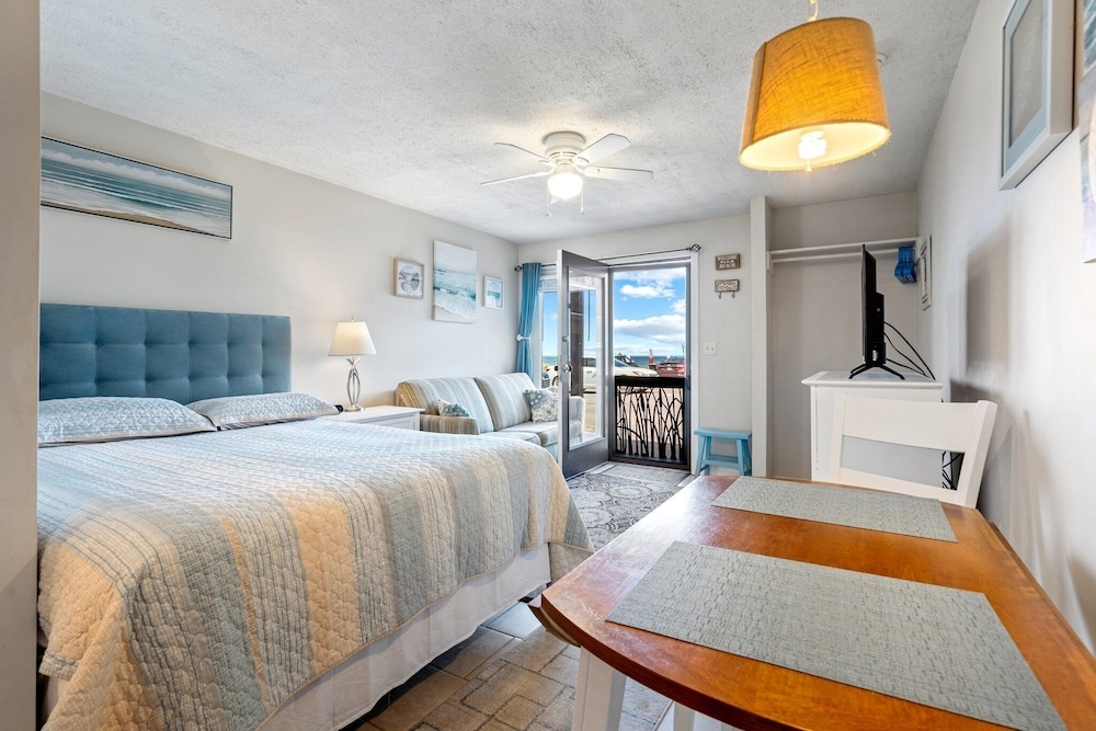 Studio Suite, 1 Queen Bed With Sofa Bed, Kitchen, Ocean View (Beachfront Bliss)