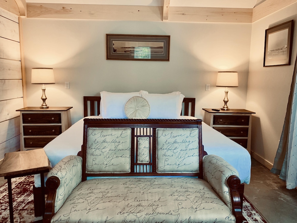 Signature Room, 1 King Bed photo 3