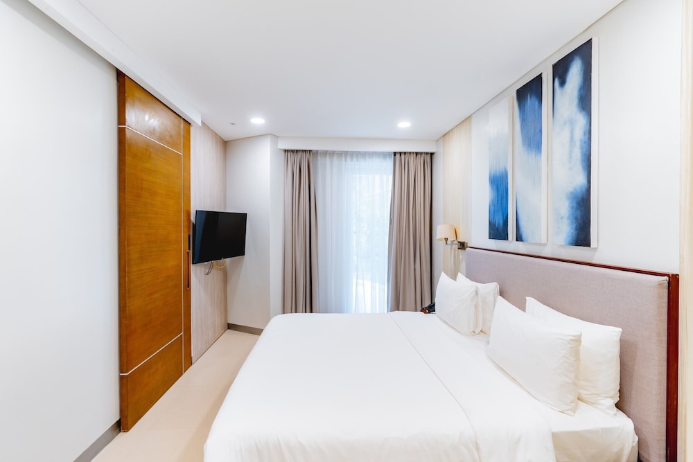 Premier Suite Three Bedroom - Photo 4