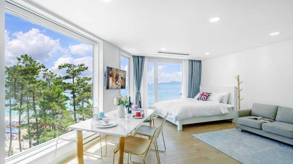 Room (302 (Ocean View)) photo 1