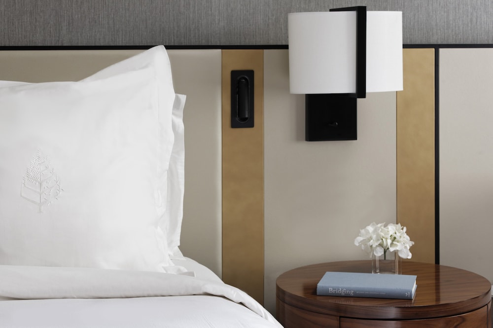 Premier Room, 1 King Bed - Photo 2