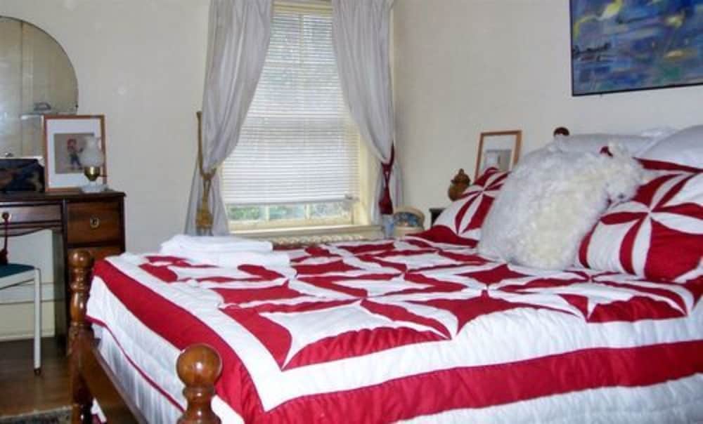 Standard Twin Room, Mountain View (Red Room) photo 2