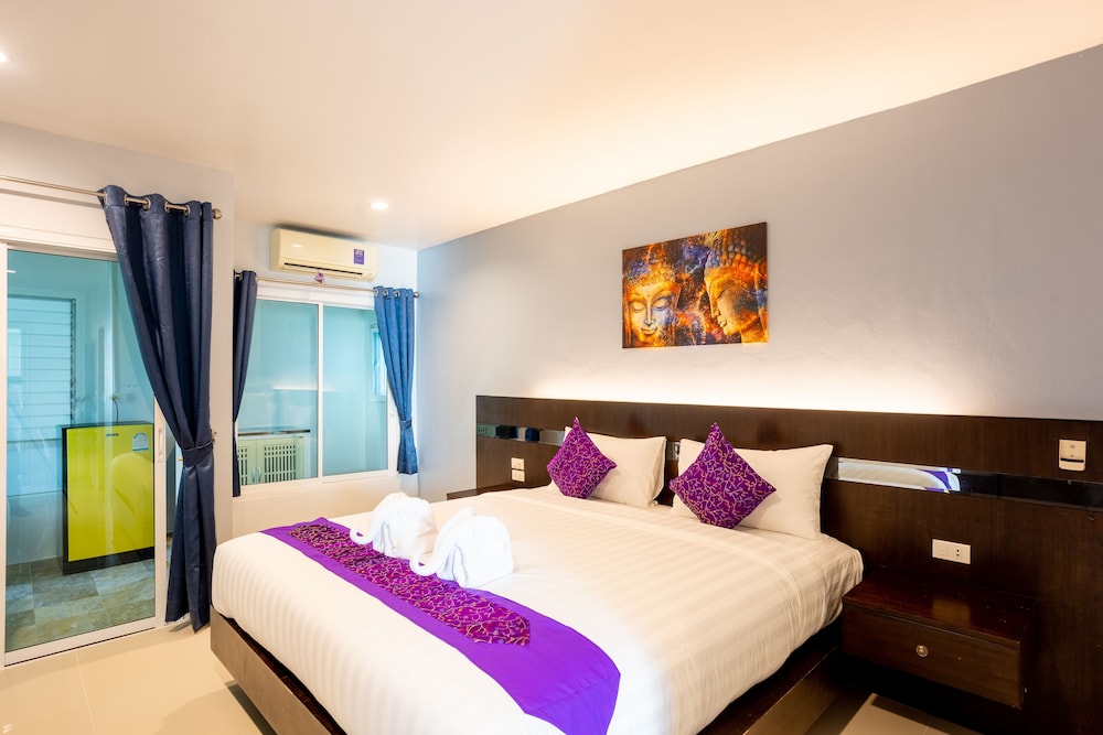 Premium Studio, 1 King Bed, Non Smoking - Photo 3