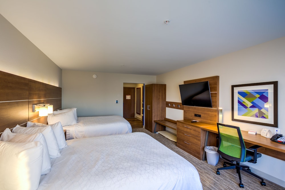 Standard Room, 2 Queen Beds photo 2
