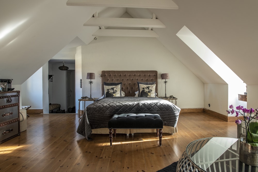 Suite, 1 King Bed, Non Smoking, Bathtub - Photo 8