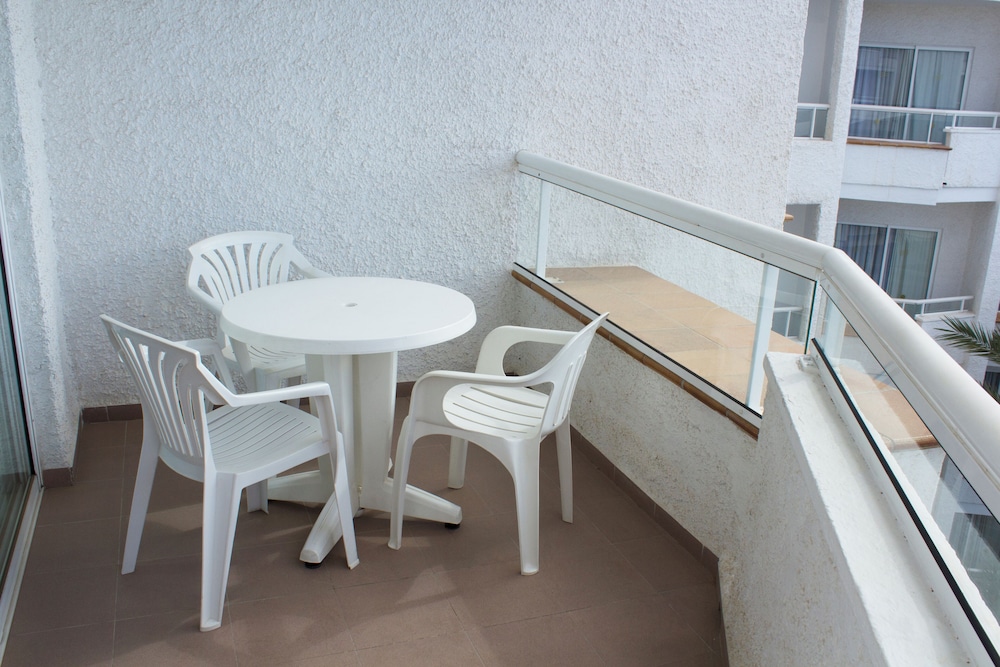 Classic Triple Room, Balcony (2 Adults) thumbnail 6