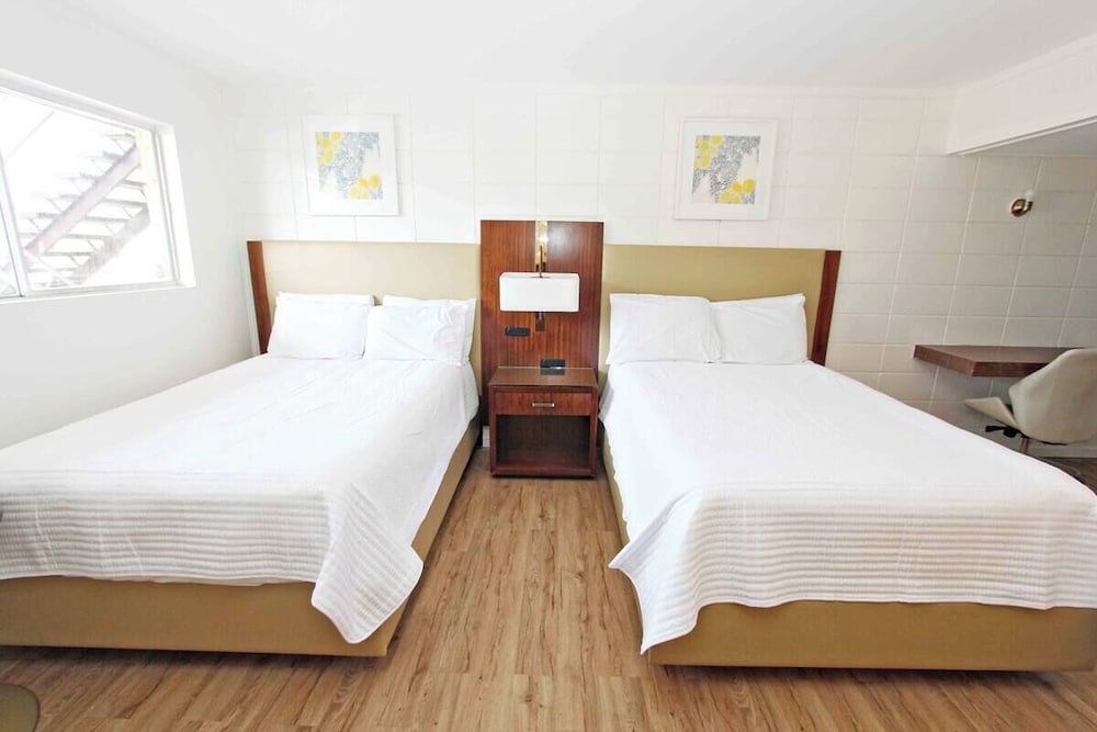 Room, 2 Queen Beds - Photo 6