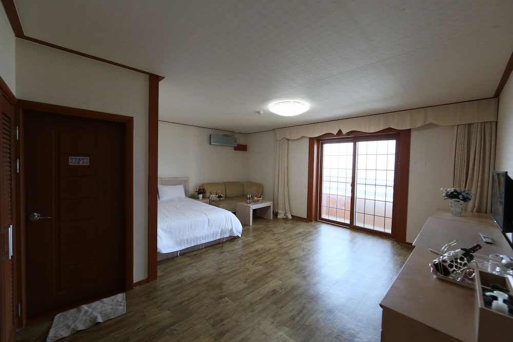 Deluxe Double Room (17PY, extra person fee over 4 people) photo 3