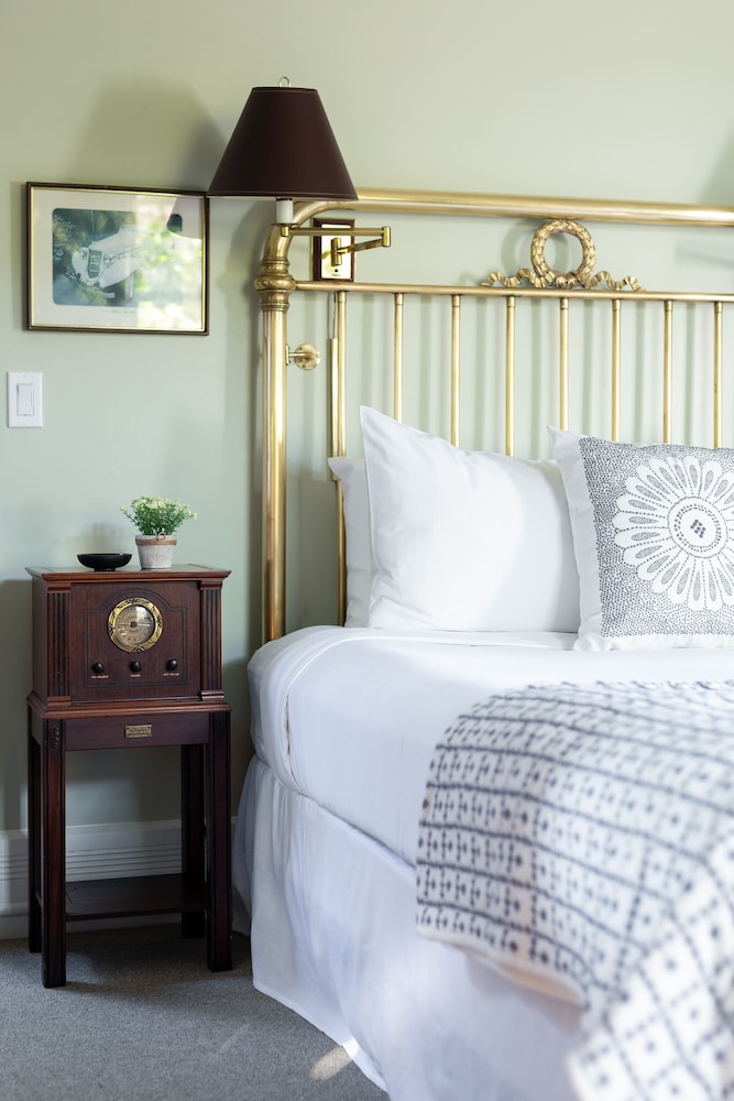 Superior Suite, 1 Queen Bed, Fireplace photo 2