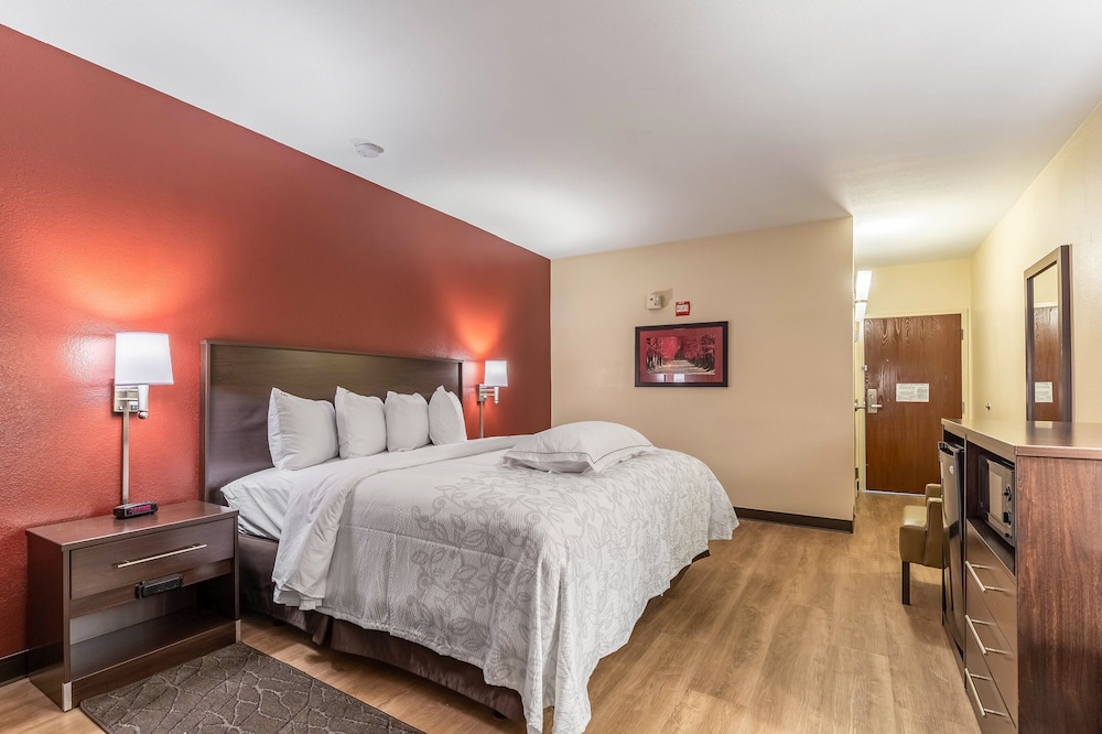 Premium Room, 1 King Bed (Upgraded Bedding & Snack, Smoke Free) - Photo 1