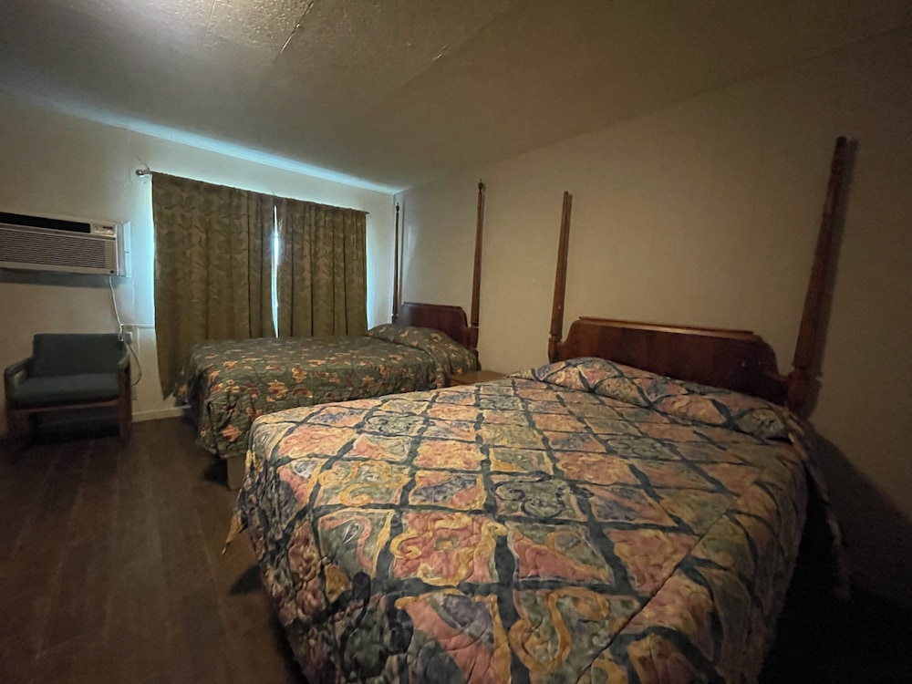 Room, 2 Queen Bed & 1 Double Bed photo 3